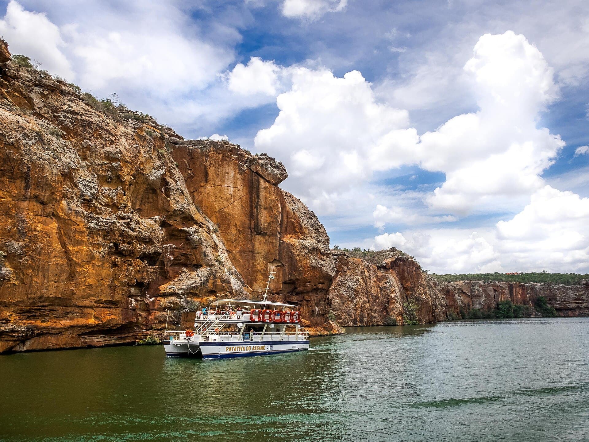Catamarã navegando entre os paredões dos Cânions do São Francisco